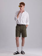 PLEATED REGULAR FIT GABARDINE SHORTS IN OLIVE