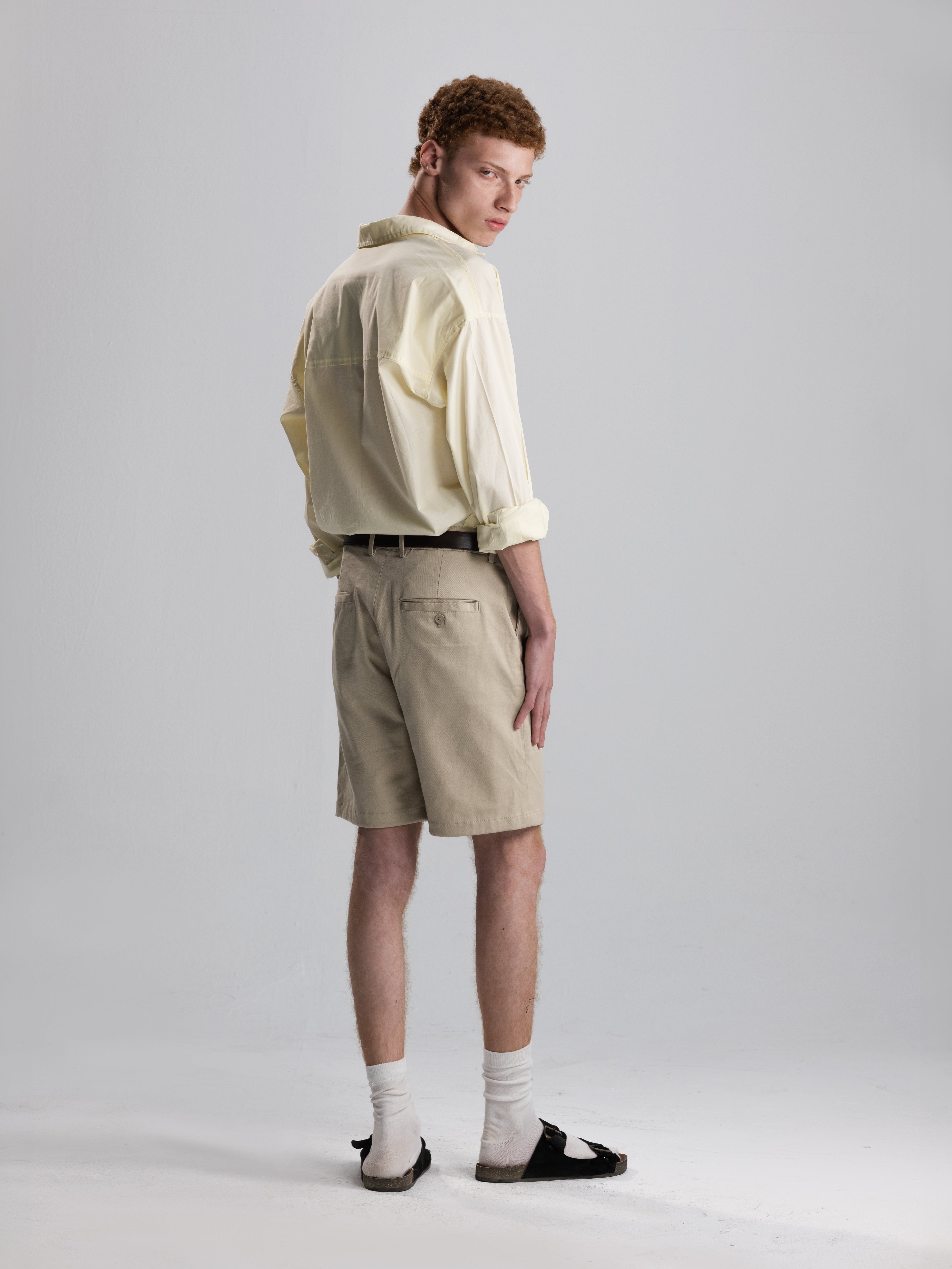 PLEATED REGULAR FIT GABARDINE SHORTS IN BEIGE