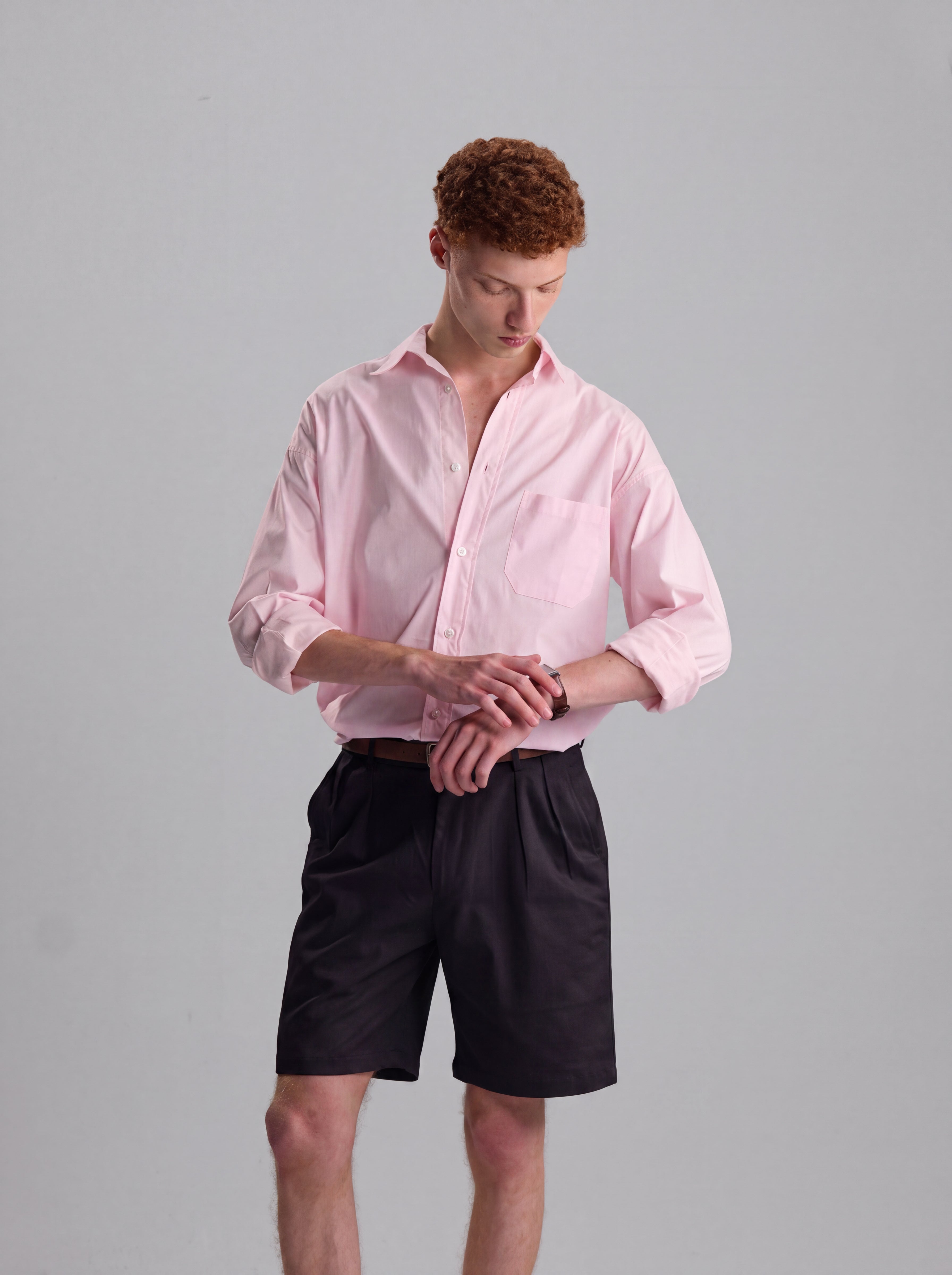 PLEATED REGULAR FIT GABARDINE SHORTS IN BLACK